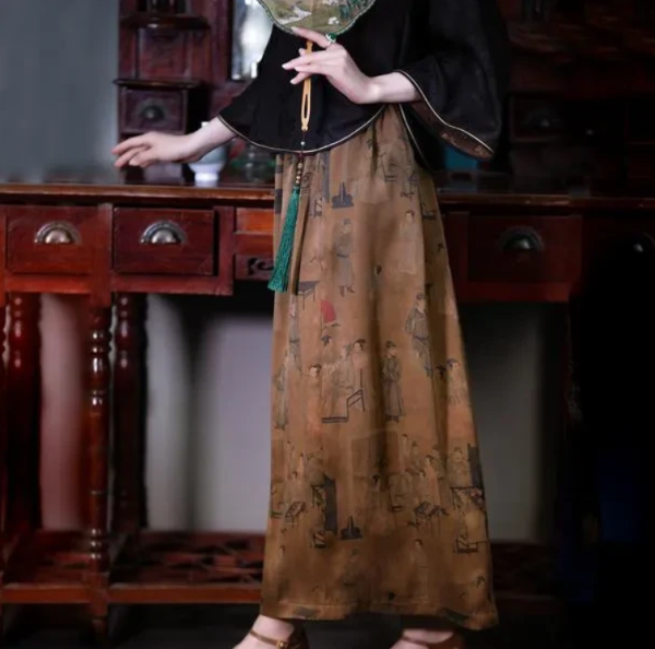 广东省佛山市顺德有一种独步华夏的特产丝绸，那就是“香云纱”